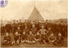 De Helmondse voetbalvereniging "Trap Door" bij een uitwedstrijd in Tiel in 1898. Fotograaf onbekend.