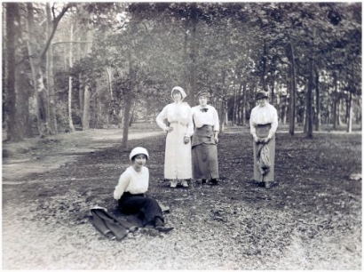 Zittend Paula Coovels en staand in het midden Louise Coovels in hun bos in 1910.