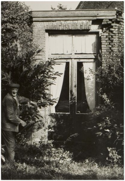 Op de foto Jan van Hoeij in 1955 bij de uitgebouwde herenkamer; fotograaf onbekend.