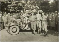  Op de foto zien we voor de auto links Jan van Abbe met zijn miniatuur Tiroler hoedje met krulveer, rechts Jacques van der Meulen met rode Montenegrijnse muts. Tussen hen in verslaggever Went.