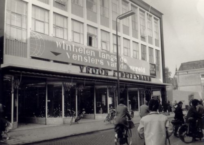 Vroom & Dreesmann aan de Veestraat in Helmond. Fotograaf T. van Mierlo.