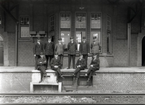 Stationschef J.B. Gezel neemt afscheid om te vertrekken naar Oisterwijk per 16 juni 1936.